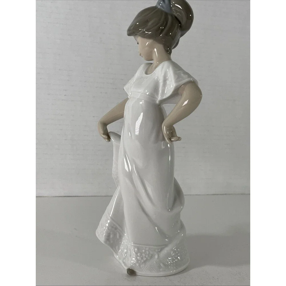 Vtg Lladro NAO Collectable Figurine - How Pretty -  D 1110 Spain 1989